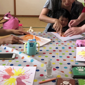 ゆな助産院の山本夕奈助産師さんと「手形足形アート」の画像