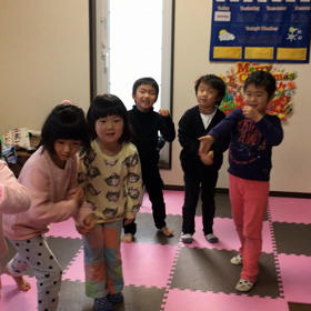 難しい言葉も身体を使って楽しく覚えています【幼児クラス】の画像