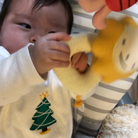 【3m17d】ついに物をつかんで遊ぶようになった♥︎の画像