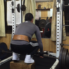 仲川さんの台上でのデッドリフトの画像