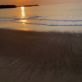 夕陽と波の音の画像