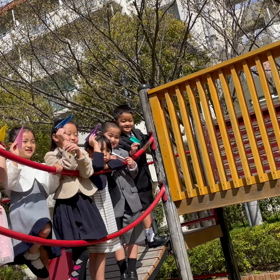 みんなで紙飛行機の画像