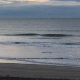 12月13日千葉北、東浪見の朝の波の画像