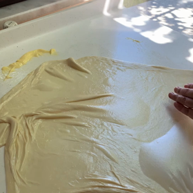 トルコの小麦粉料理の生地の伸ばし方の画像
