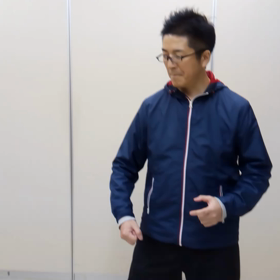 引っ張り・遊びで裏拳の画像