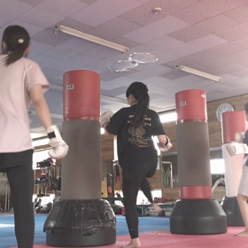 サンドバック蹴りの女子！の画像