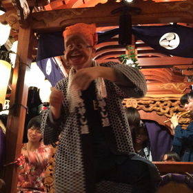 子猿と扇子男の画像