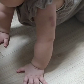 ハイハイ練習中の画像