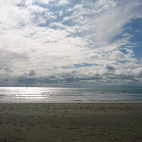 即位礼正殿の儀の9分間の晴れ間由比ヶ浜海岸の画像