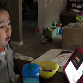 腹ペコあおむしを熱唱中の画像