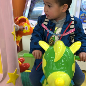 ゲームセンターのメリーゴーランドの画像