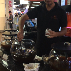 ドバイの蜂蜜屋さんの画像