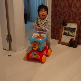 やっと歩ける事に気付いた次女孫の画像