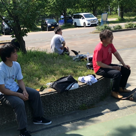 通勤途中のみんなでスケートの画像