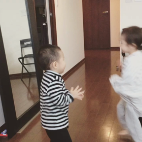 踊りまくる2人の画像