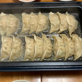 ホットプレートで餃子を焼いている動画。の画像