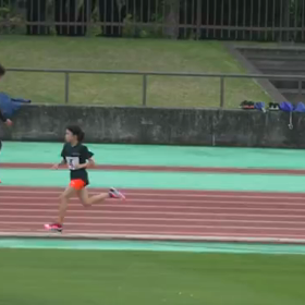 女子1000m ゴールの画像