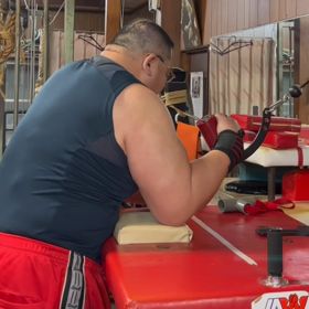 強烈な肘痛の中トレーニングの画像