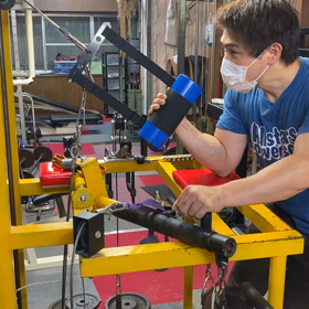 ビッグローラーでトレーニングする東口君の画像