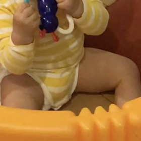 9m19d 足指しゃぶりとラッパを吹くの画像