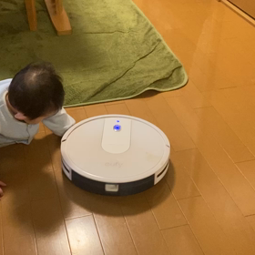 自動掃除機と娘の画像