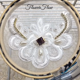 レースブレードの上にビーズ刺繍の画像