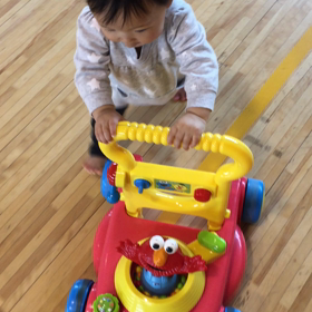 エルモの手押し車がお気に入り♡の画像