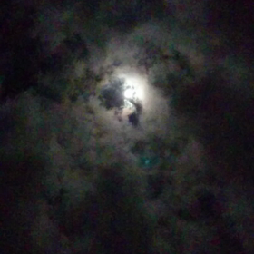 流れていく月の画像