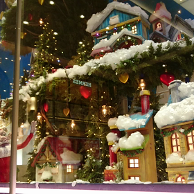 阪急梅田本店ショーウィンド3の画像