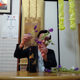 テーマ　一種いけ   カンパニュラの紫と白を調和させるの画像