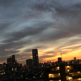 夜明けの空に三日月♫朝陽♫ピンクに染まる雲♫今日は西荻窪の画像