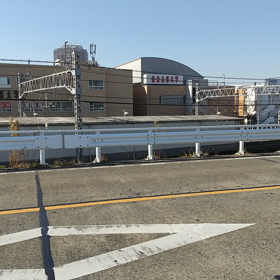 川が流れる、人が流れる、車が流れるの画像