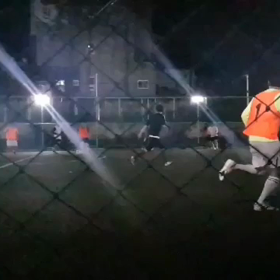 友人たちとサッカーの試合のマッチの画像