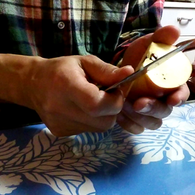 手の訓練にリンゴの皮むき。の画像