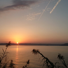 夕日と飛行機雲の画像