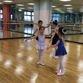 美しい姿勢で踊りましょう！の画像