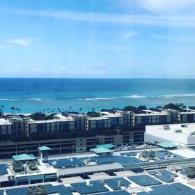 アラモアナショッピングセンターと公園と海の画像