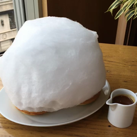 綿あめを溶かして食べる斬新さ！デイビッドマイヤーズカフェのパンケーキがフォトジェニックすぎる！の画像