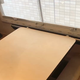 ベッドを作る①(テーブルをしまう)の画像