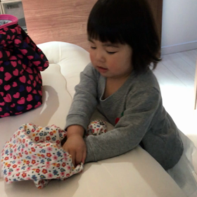 洋服を畳むの画像