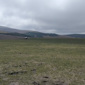 ラジコンクラブの飛行会＋実機の離陸の画像