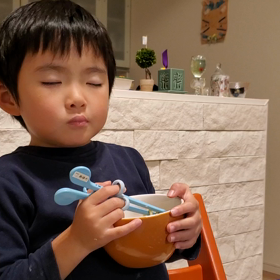 食事をしながら…の画像