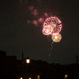 夜空に輝く花火の画像