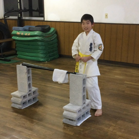 極真空手 松島道場 バット折りの画像