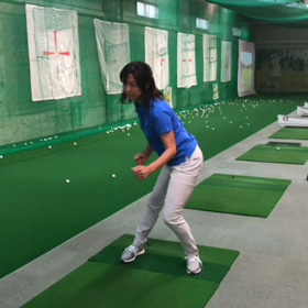 お尻を壁に当てるの画像