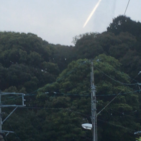 西へ伸びる飛行機雲の画像