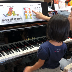 3歳児ピアノレッスンの画像