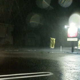 横殴りの雨風の画像