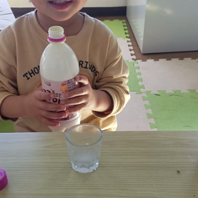 お酒を注いでくれる3歳の画像