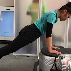 目指すは板ボディ？パワープレートでヨガポーズの画像